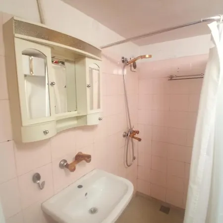 Pensiune за гости алба Kazanlŭk